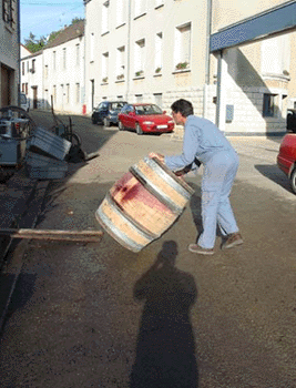 リュー・デ・グラン・クリュで樽を運ぶライヤール